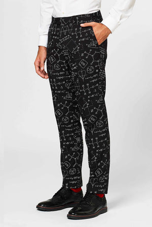 Schwarzer Anzug mit wissenschaftlichen Formeln, die vom Männer getragen werden