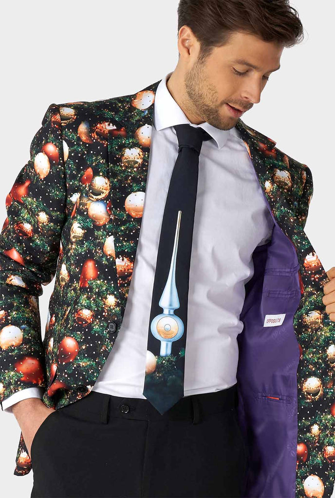 Mann, der Weihnachtsanzug mit Weihnachtsbaumdruck trägt