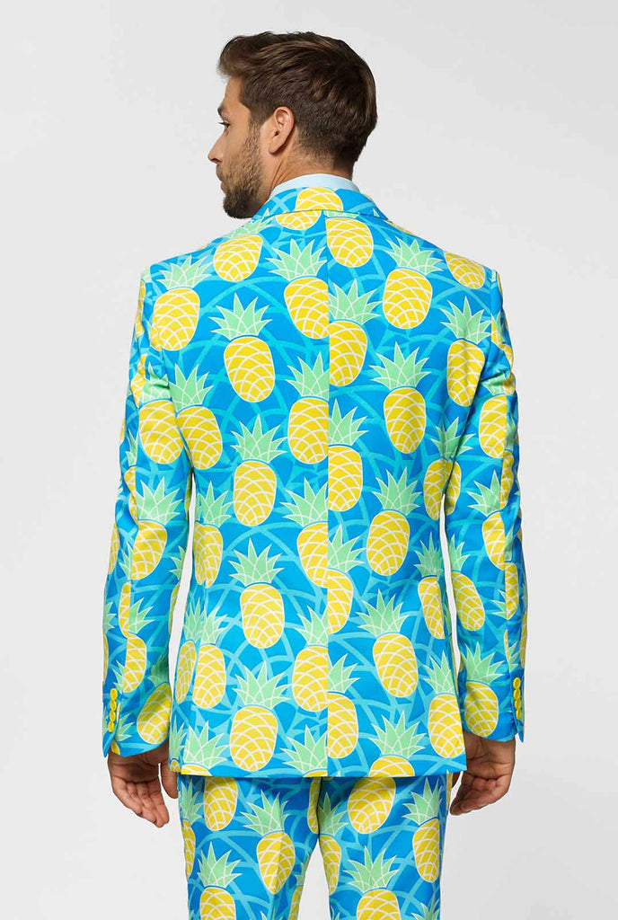 Ananas -Festivalanzug mit leuchtenden Farben von Man getragen, Blick von hinten