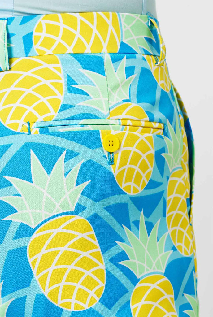 Ananasanzug mit leuchtenden Farben von Mann getragen, Nahaufnahme hinten Hosen