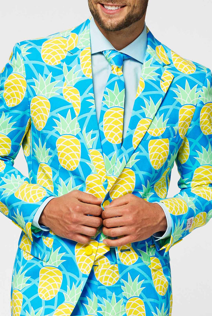 Ananasanzug mit leuchtenden Farben von Mann getragen, Nahaufnahme Jacke