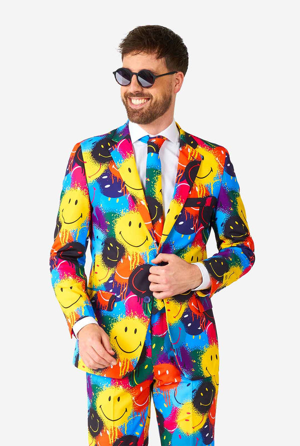 Mann, der einen farbenfrohen Männeranzug mit Smiley -Druck trägt