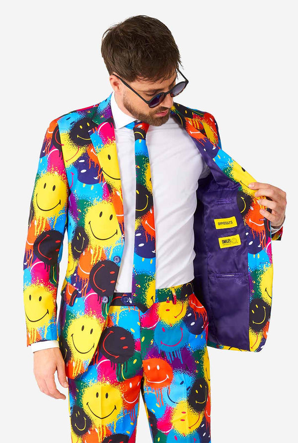Mann, der einen farbenfrohen Männeranzug mit Smiley -Druck trägt, Blick im Innen