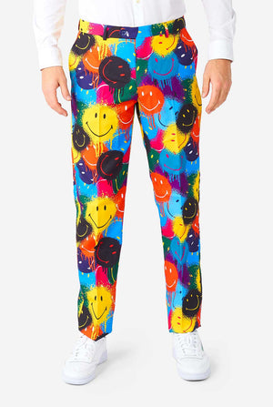 Mann, der einen farbenfrohen Männerhose mit Smiley -Druck trägt, teil von anzug