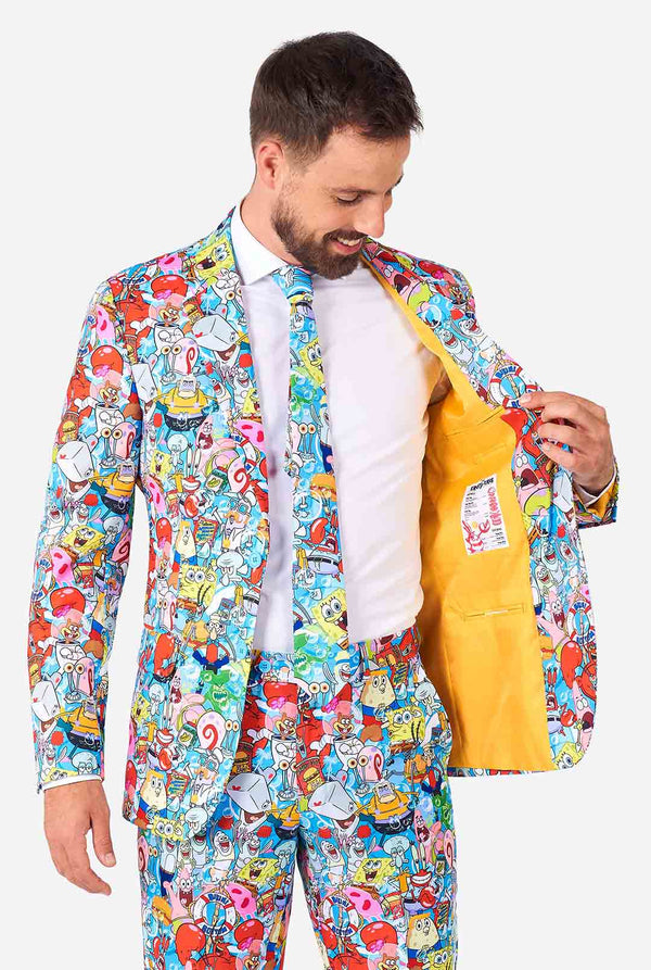 Mann, der Männeranzug mit SpongeBob -Druck trägt, Blick von innen