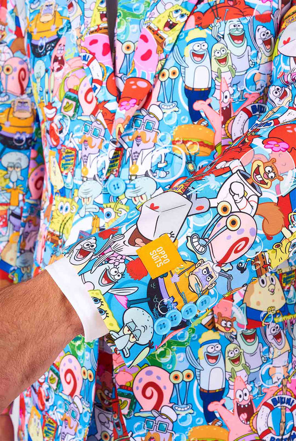 Mann, der Männeranzug mit SpongeBob -Druck trägt, Nahaufnahme Ärmel