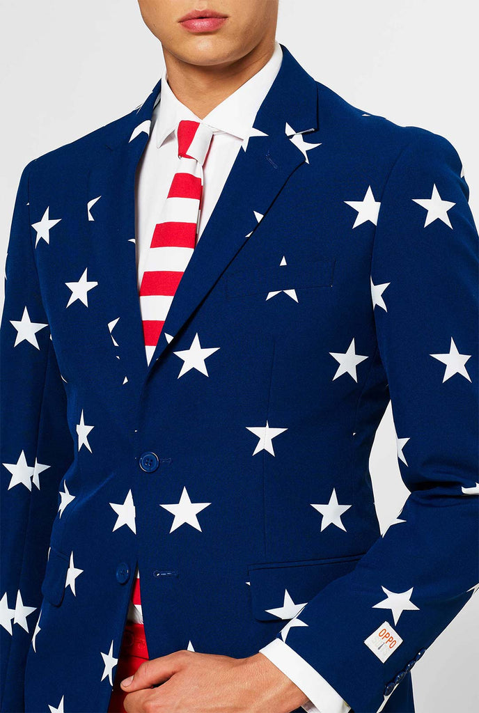 Mann, der rot -blau -USA -Themenanzug für den 4. Juli trägt, Nahaufnahme Jacke