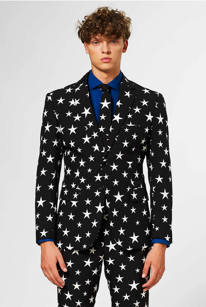 Männer, die schwarzen Anzug mit weißen Sternen tragen
