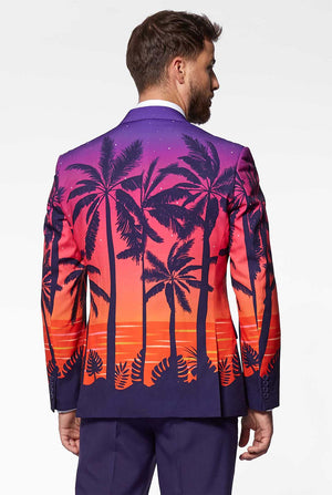 Mann, der suave Sonnenuntergang Hawaiianer Anzug trägt, Blick von hinten