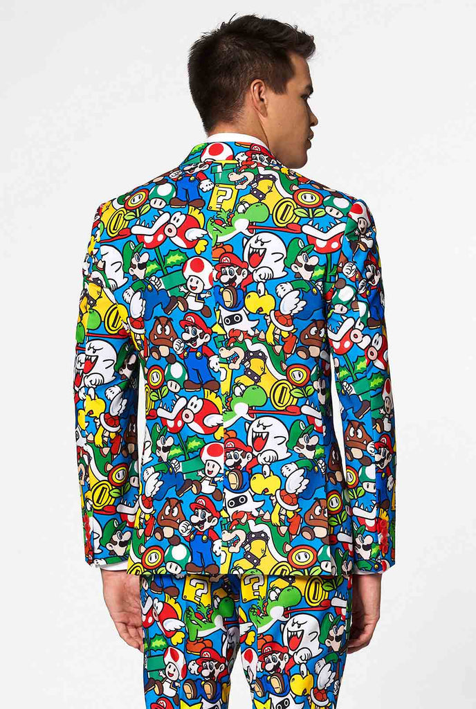Lustiger Carnaval Gaming -Anzug Super Mario getragen von Mann, Blick von hinten