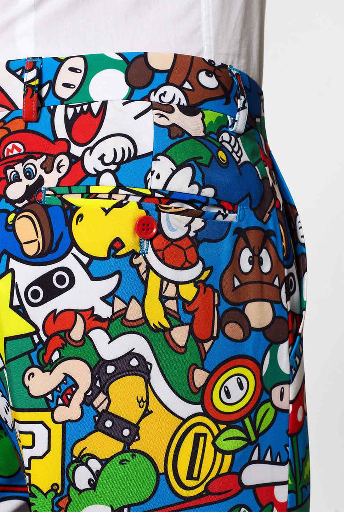 Lustiger Carnaval Gaming -Anzug Super Mario getragen von Mann, Nahaufnahme Hosen