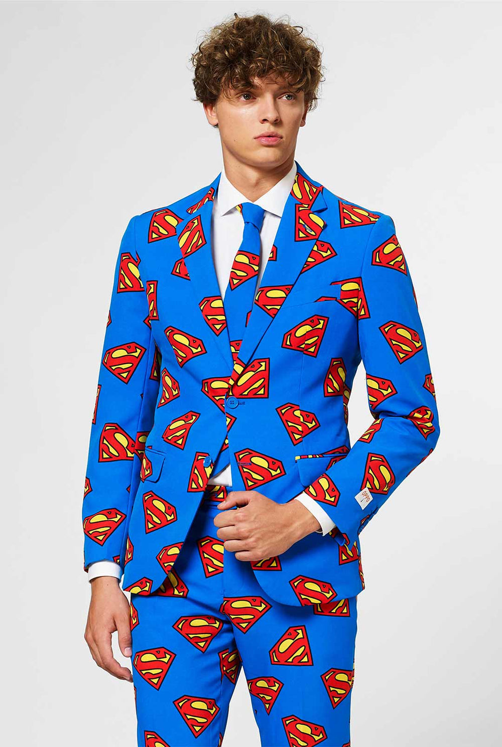 Mann, der blauen Herrenanzug mit Superman -Logo -Druck trägt