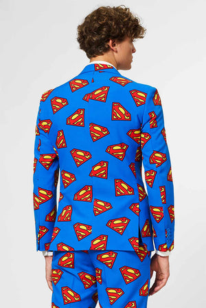 Mann, der Blue Herrenanzug mit Superman -Logo -Druck trägt, Blick von hinten