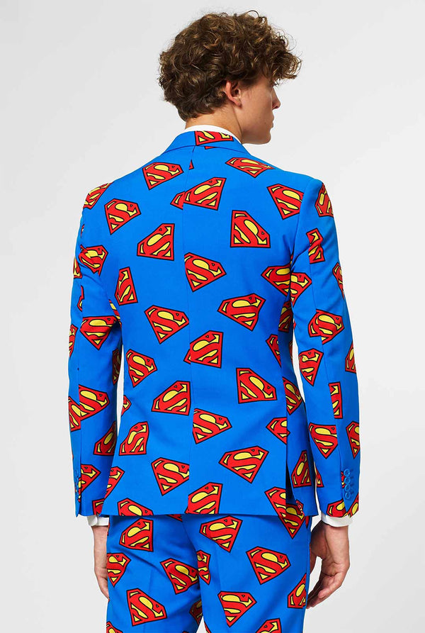 Mann, der Blue Herrenanzug mit Superman -Logo -Druck trägt, Blick von hinten