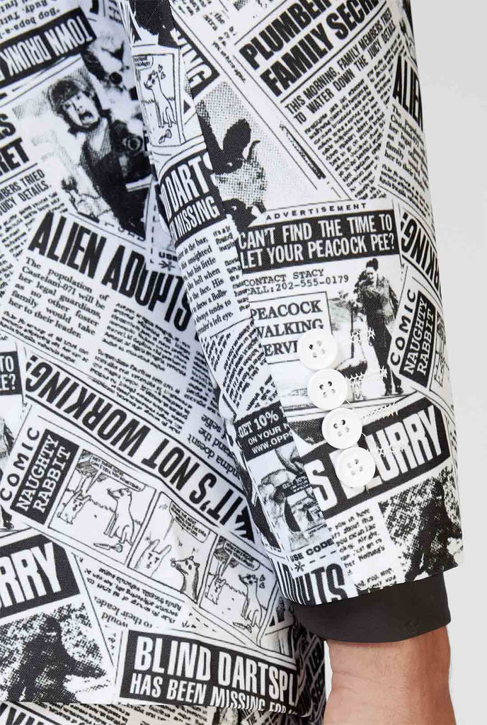 Lustiger Paper Print Männeranzug Textil Telegraph getragen vom Mann, Nahaufnahme Ärmel