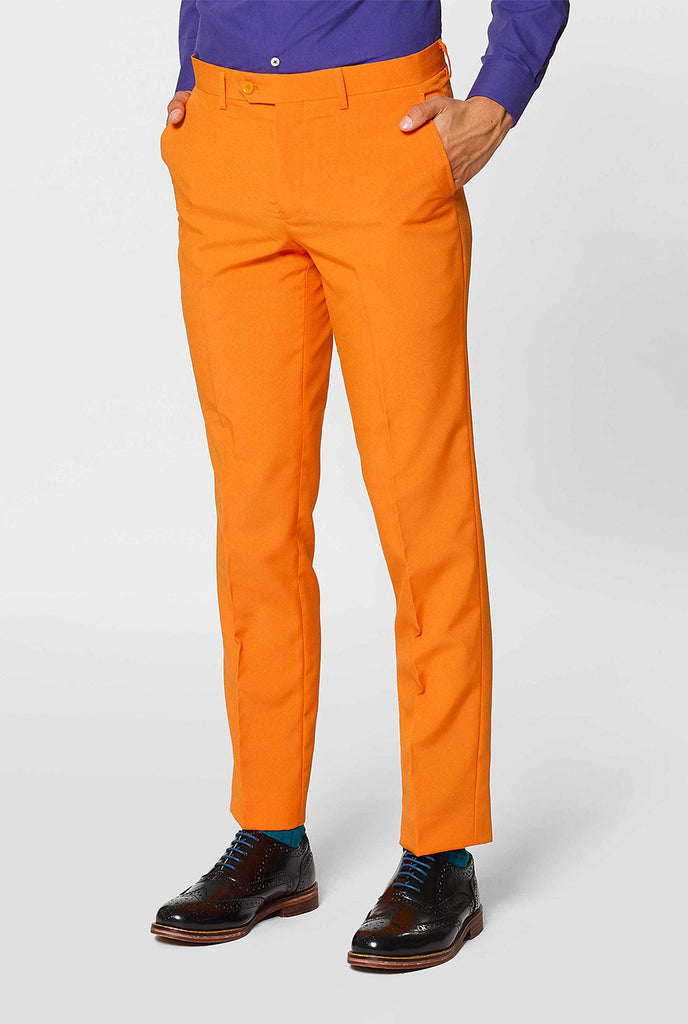 Mann, der orangefarbenen Herren Hose mit lila Hemd trägt, teil von anzug