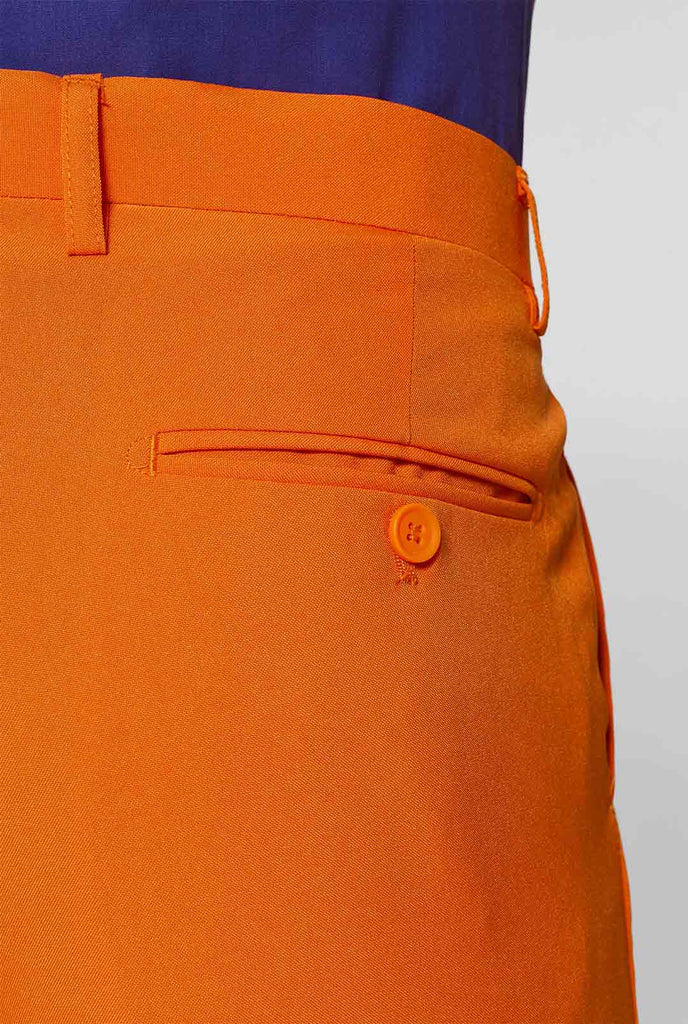 Mann, der orangefarbenen Herrenanzug mit lila Hemd trägt, Nahaufnahme Hose