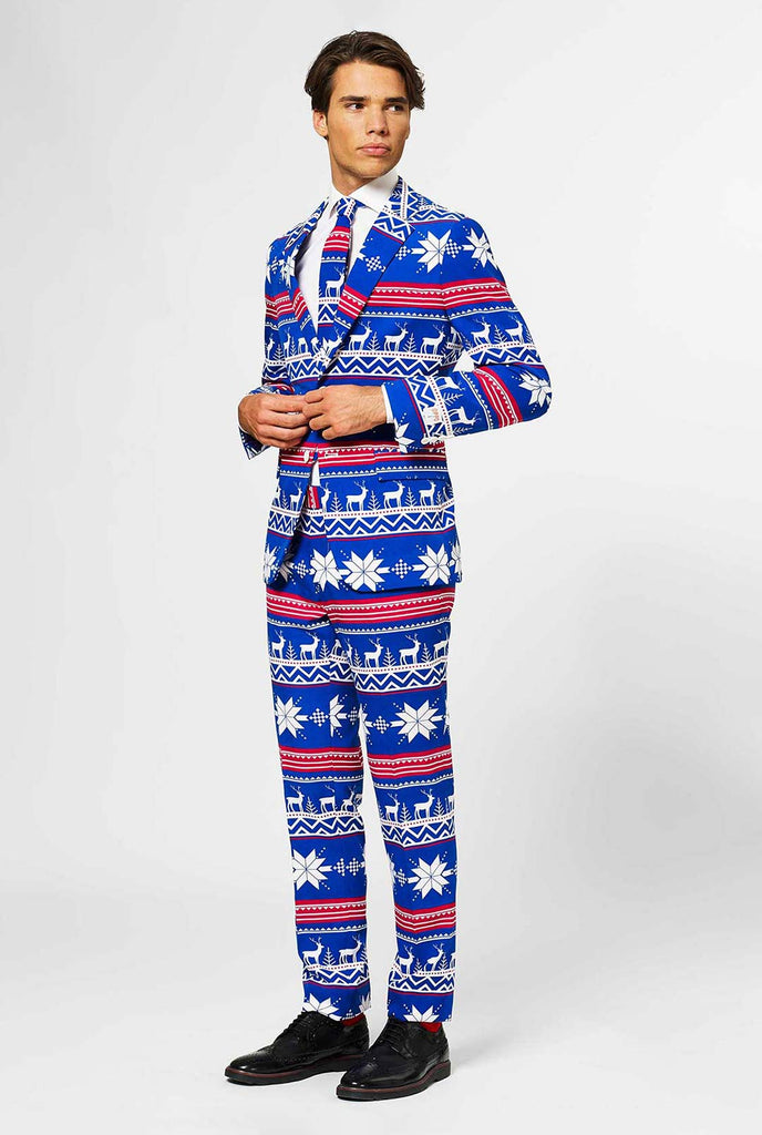 Mann, der einen blauen Weihnachtsanzug mit nordischer Themenabdruck trägt