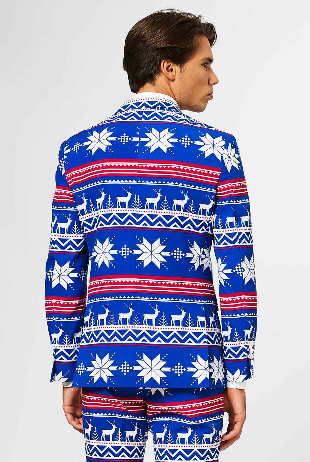 Mann, der einen blauen Weihnachtsanzug mit nordischer Themenabdruck trägt