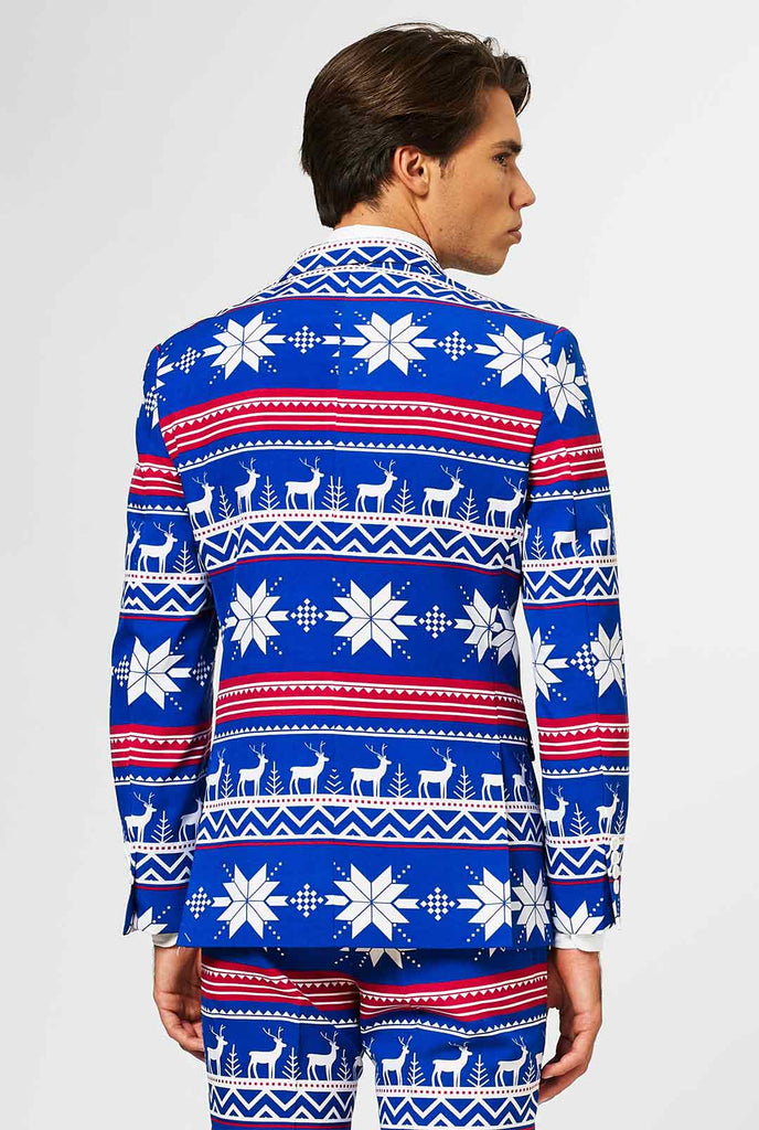 Mann, der einen blauen Weihnachtsanzug mit nordischer Themenabdruck trägt, Blick von hinten