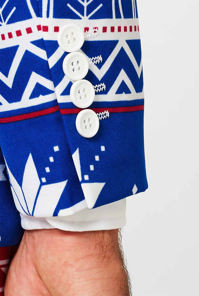 Mann, der blauen Weihnachtsanzug mit nordischer Themenabdruck trägt, Nahaufnahme Ärmel
