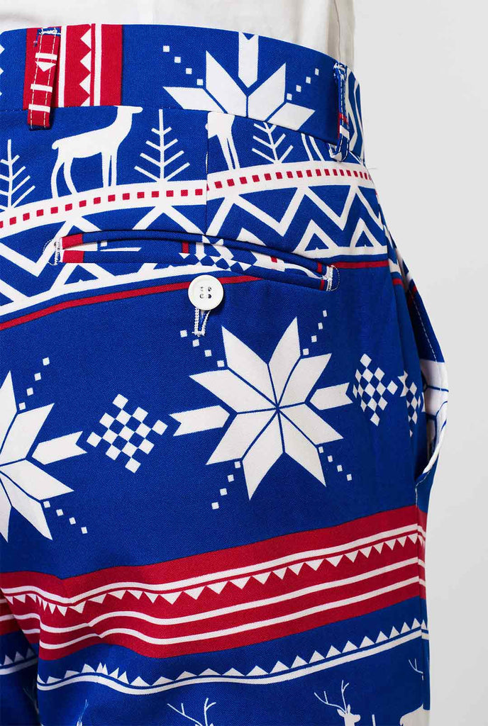 Mann, der einen blauen Weihnachtsanzug mit nordischer Themenabdruck trägt, Nahaufnahme Hose