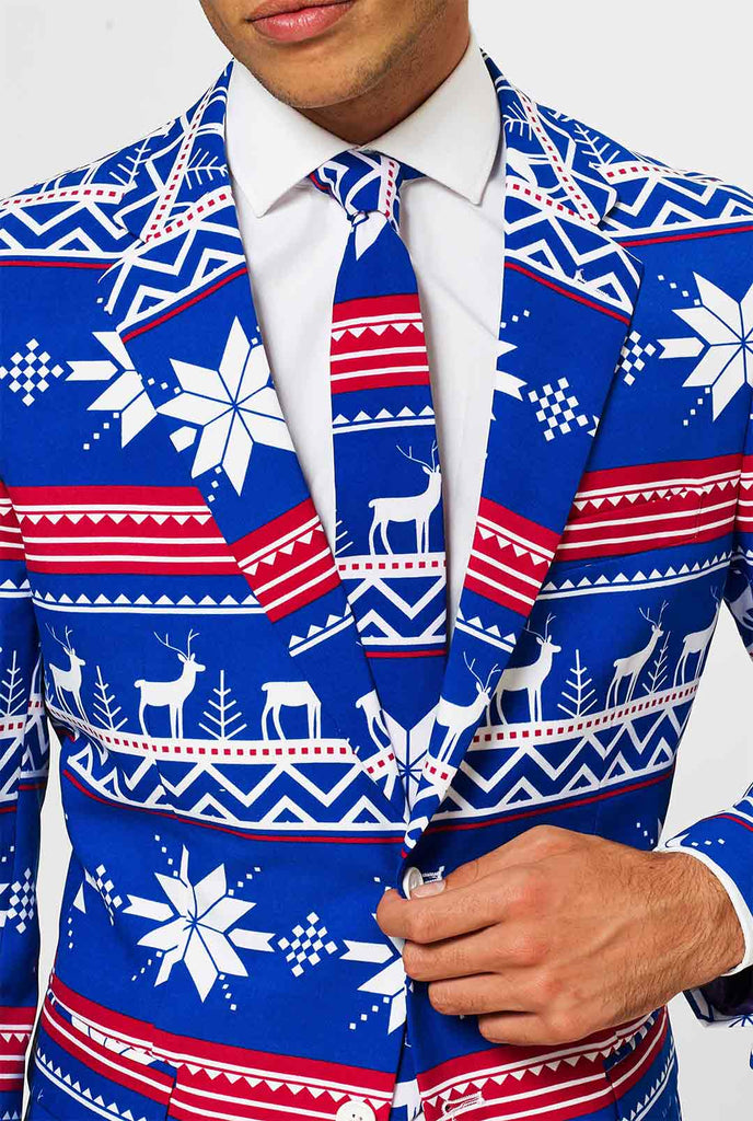 Mann, der einen blauen Weihnachtsanzug mit nordischer Themenabdruck trägt, Nahaufnahme Jacke und Krawatte