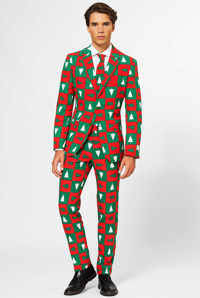 Mann, der roten und grünen Weihnachtsanzug trägt