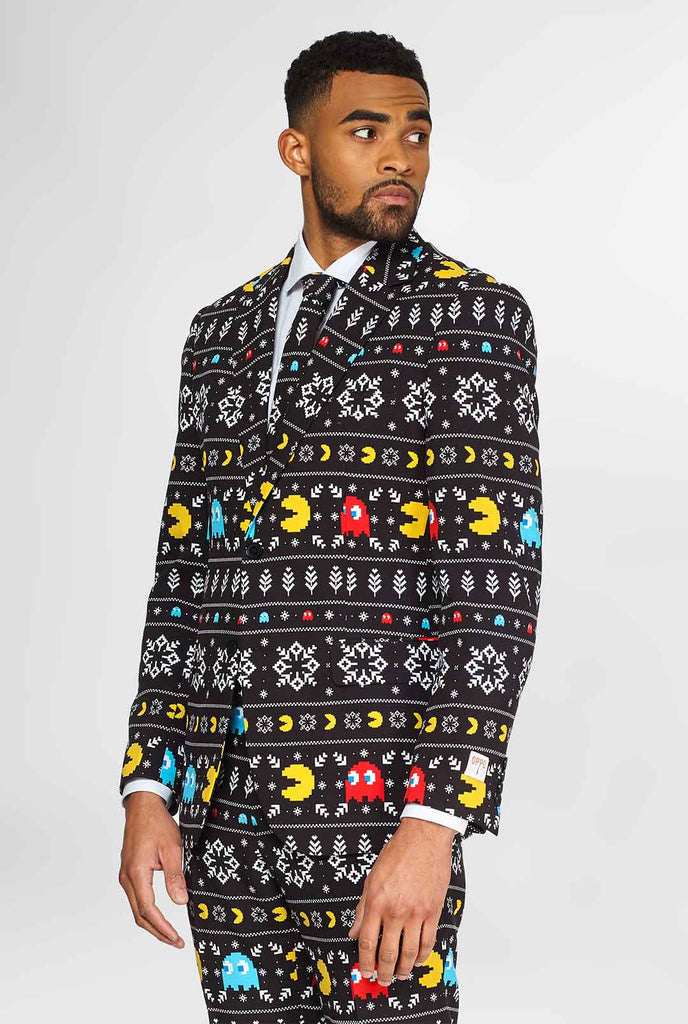 Pac-Man-Anzug mit Weihnachtsthema vom Mann getragen