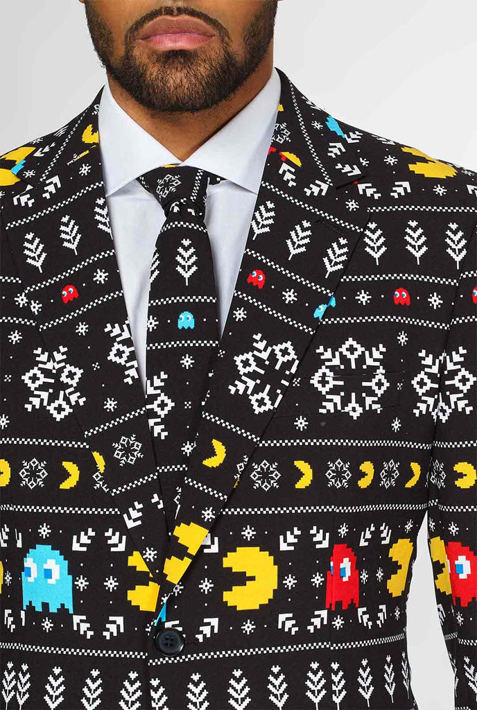 Pac-Man-Anzug mit Weihnachtsthema vom Mann getragen