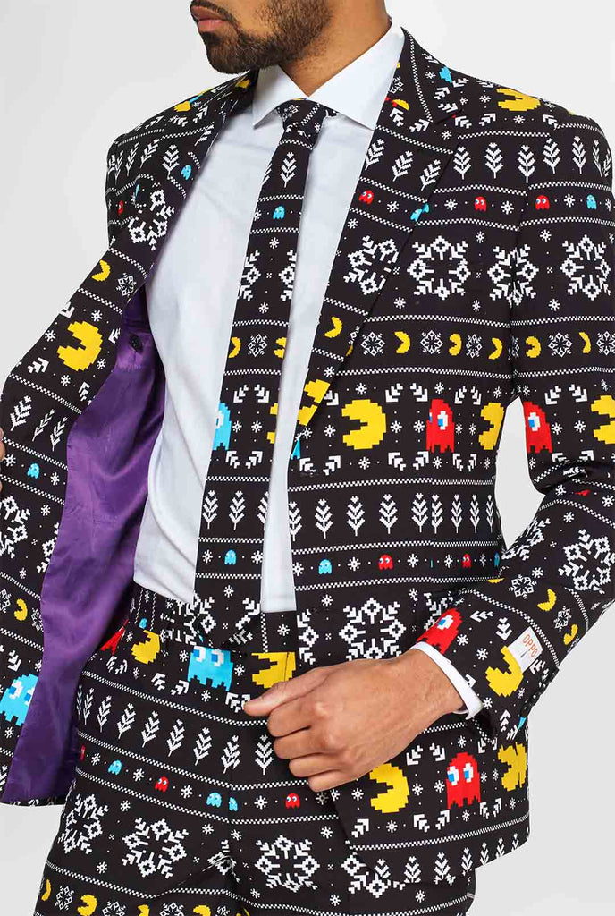 Pac-Man-Anzug mit Weihnachtsthema vom Mann getragen, Nahaufnahme