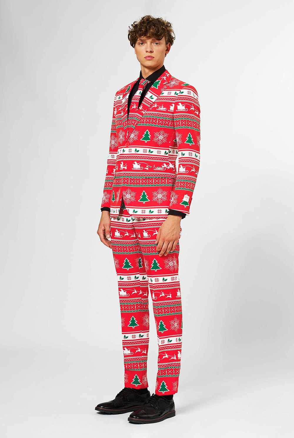 Mann, der roten Weihnachtsanzug und schwarzes Hemd trägt