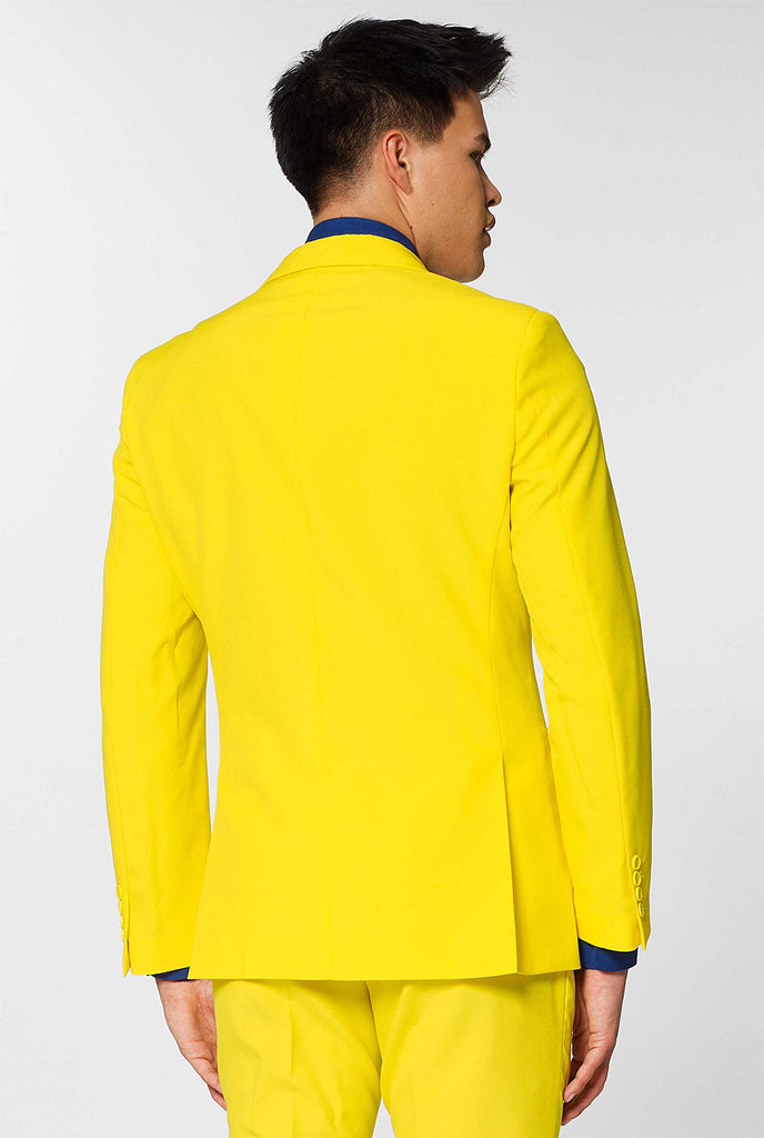 Mann, der gelben Männeranzug und dunkelblaues Hemd trägt, Blick von hinten
