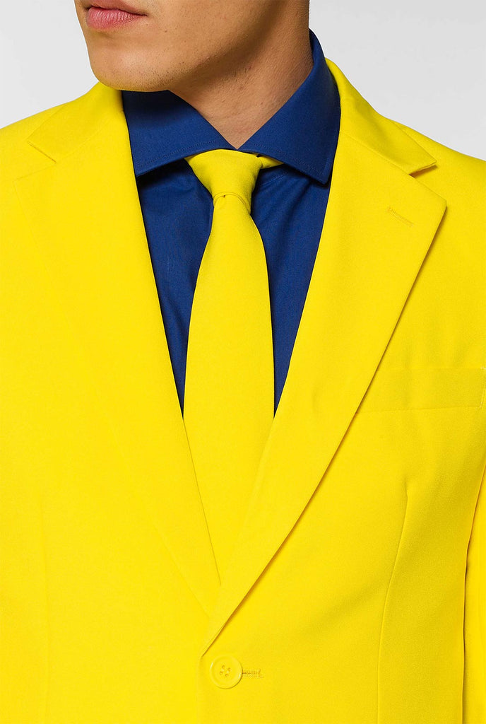 Mann, der gelben Männeranzug und dunkelblaues Hemd trägt, Nahaufnahme Jacke und Krawatte