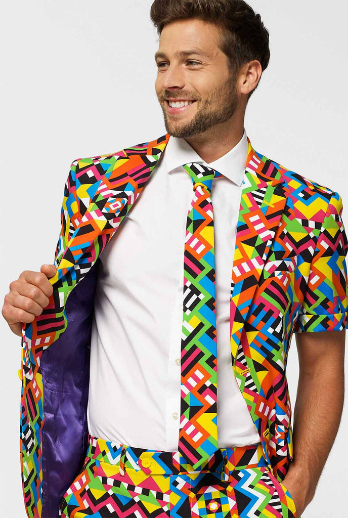 Mann, der einen farbenfrohen Sommeranzug trägt, bestehend aus kurzer Jacke und Krawatte, Nahaufnahme