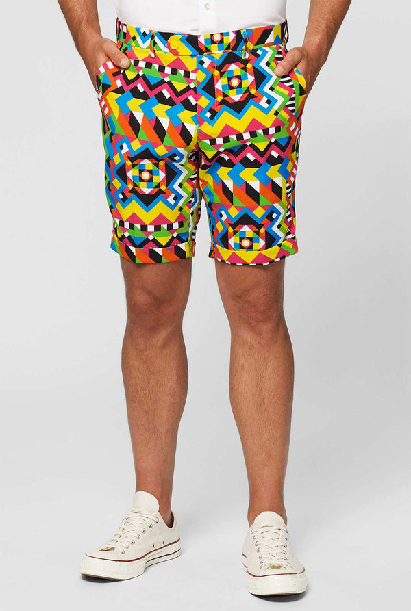 Mann, der einen farbenfrohen Sommeranzug trägt, bestehend aus kurzer Jacke und Krawatte, Nahaufname Hosen