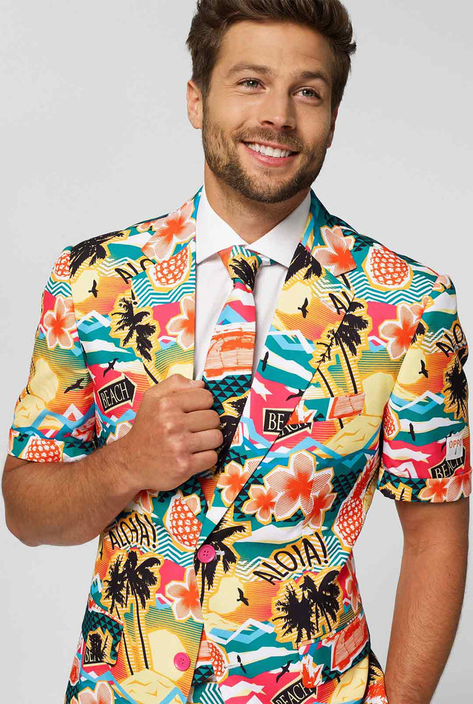 Mann, der einen farbenfrohen hawaiianischen Sommeranzug trägt, bestehend aus kurzer,Jacke und Krawatte, Nahaufnahme Jacke und Krawatte