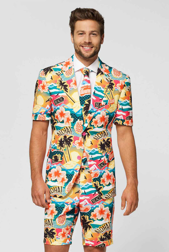 Mann trägt einen farbenfrohen hawaiianischen Sommeranzug, bestehend aus kurzer, Jacke und Krawatte