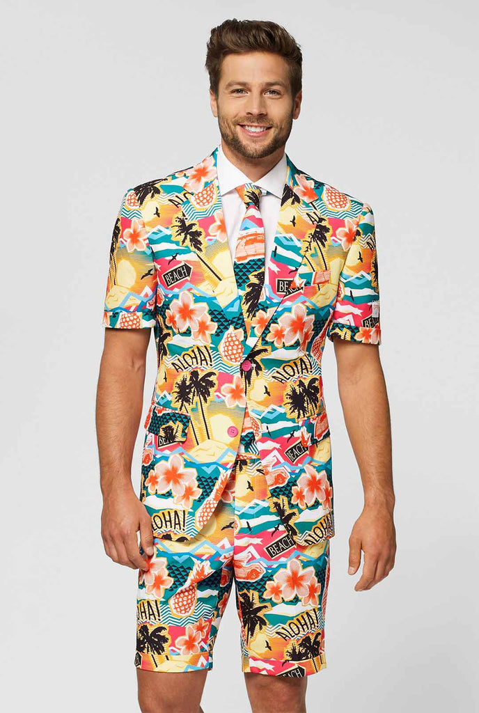Mann trägt einen farbenfrohen hawaiianischen Sommeranzug, bestehend aus kurzer, Jacke und Krawatte