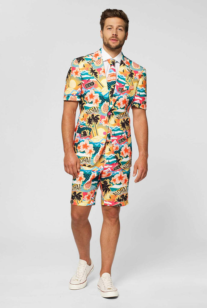 Mann, der einen farbenfrohen hawaiianischen Sommeranzug trägt, bestehend aus kurzer, Jacke und Krawatte