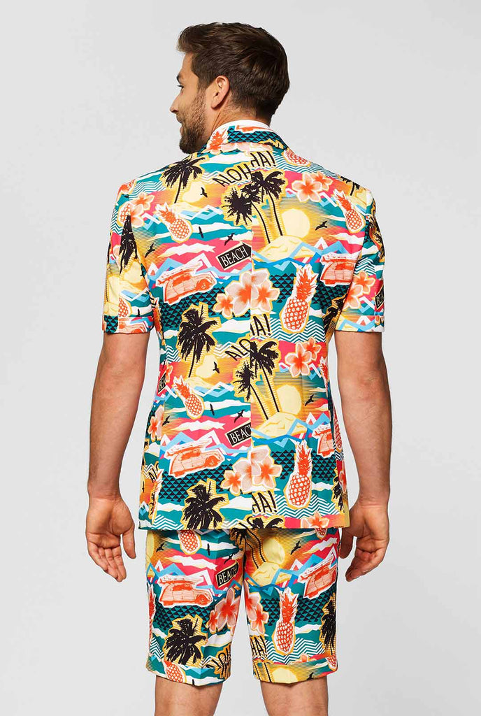 Mann trägt einen farbenfrohen hawaiianischen Sommeranzug, bestehend aus kurzer, Jacke und Krawatte, Blick von hinten