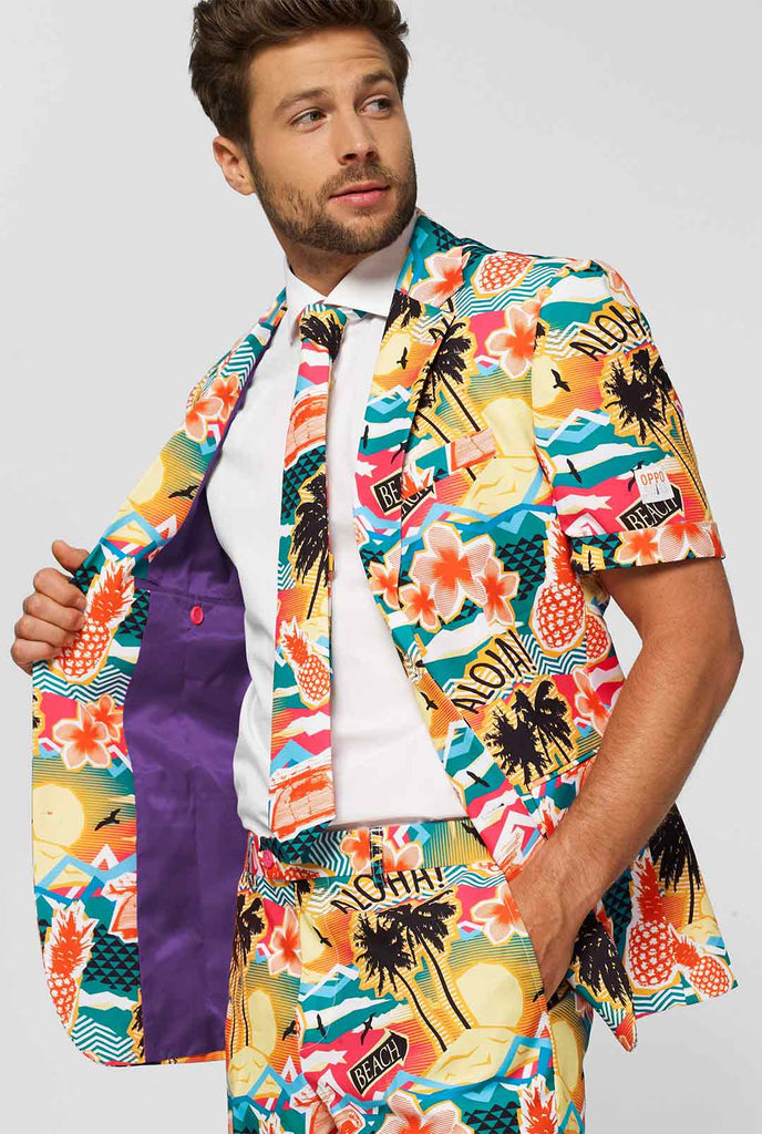Mann, der einen farbenfrohen hawaiianischen Sommeranzug trägt, bestehend aus kurzer, Jacke und Krawatte