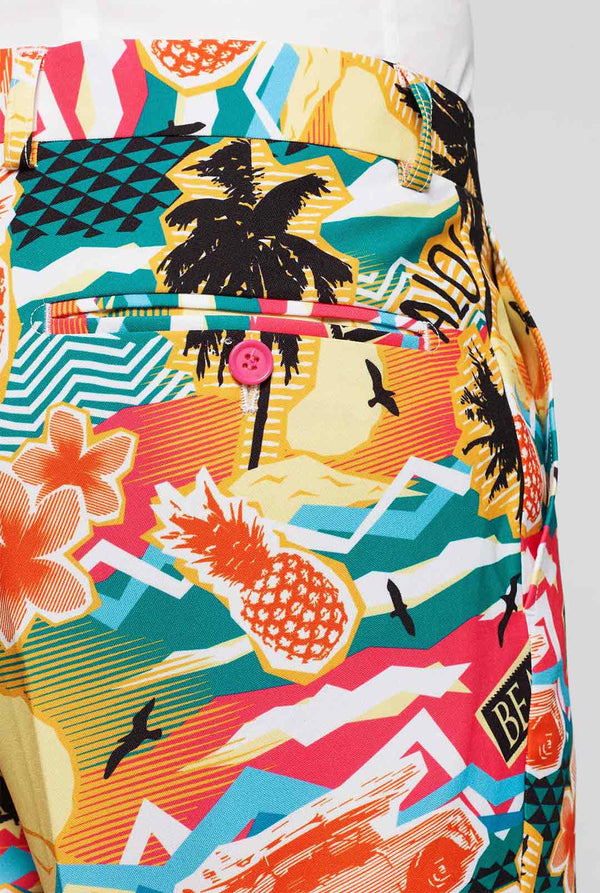 Mann, der einen farbenfrohen hawaiianischen Sommeranzug trägt, bestehend aus kurzer, Jacke und Krawatte, Nahaufnahme Hosen
