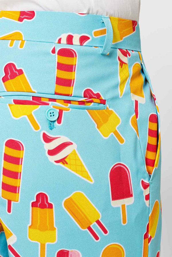 Mann, der hellblaue Sommeranzug mit Eis am Stiel trägt, Nahaufnahme der Hosen