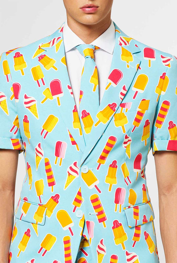Mann, der hellblaue Sommeranzug mit Eis am Stiel trägt, Nahaufnahme