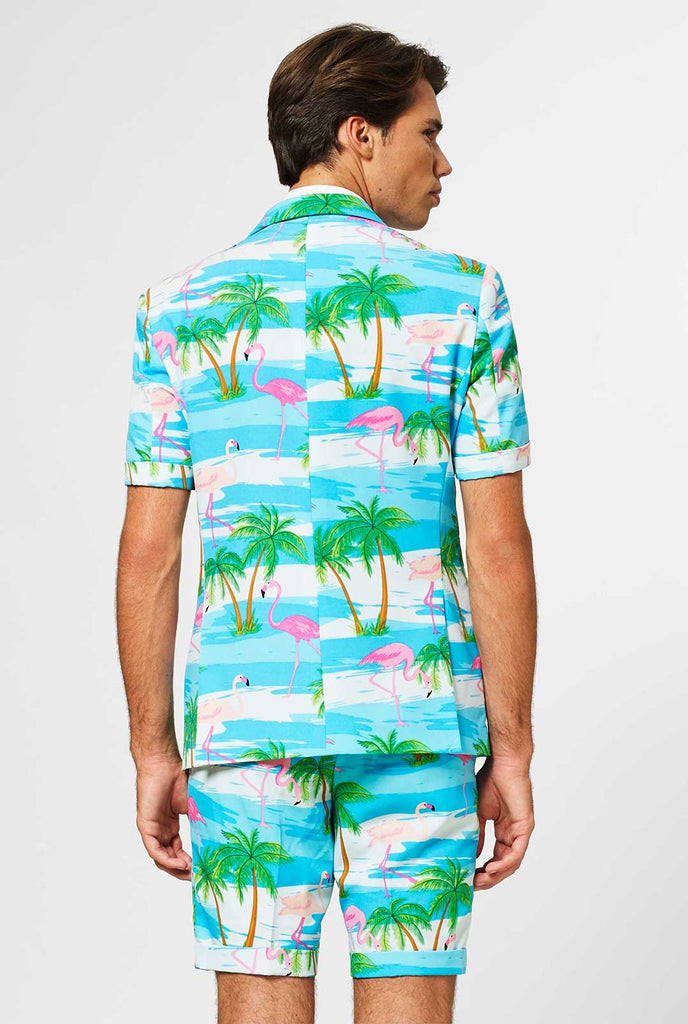 Mann, der einen Sommeranzug mit tropischem Flamingo -Druck trägt, Blick von hinten 