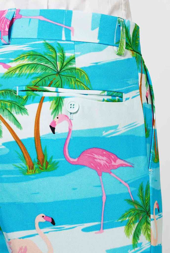 Mann, der Sommeranzug mit tropischem Flamingo -Druck trägt, Nahaufnahme der Hosen