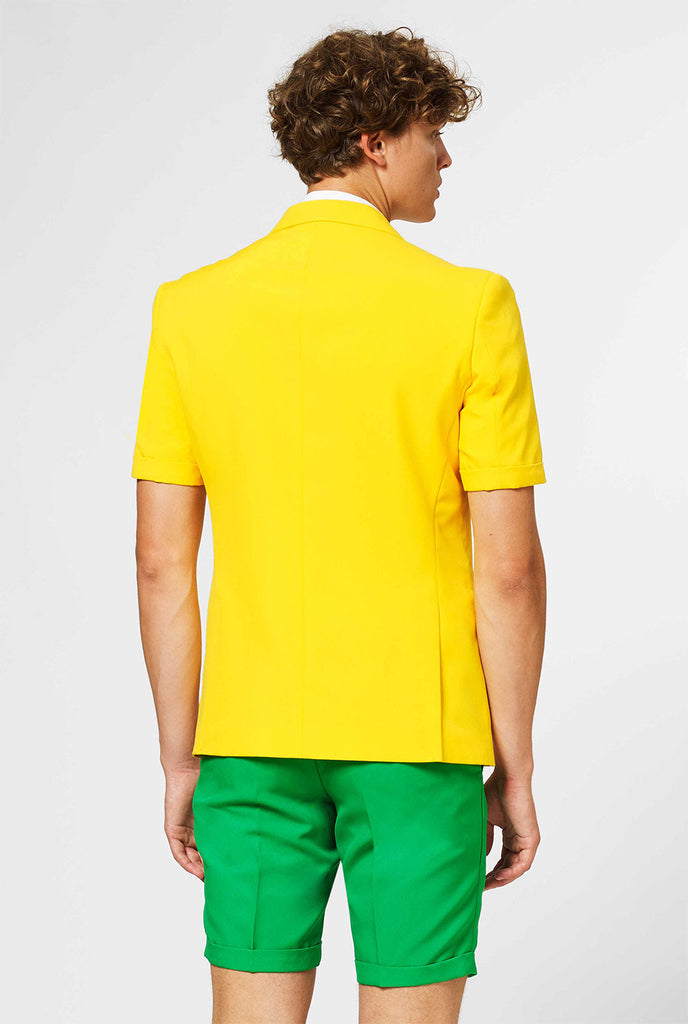Mann, der grünen und gelben Sommeranzug trägt