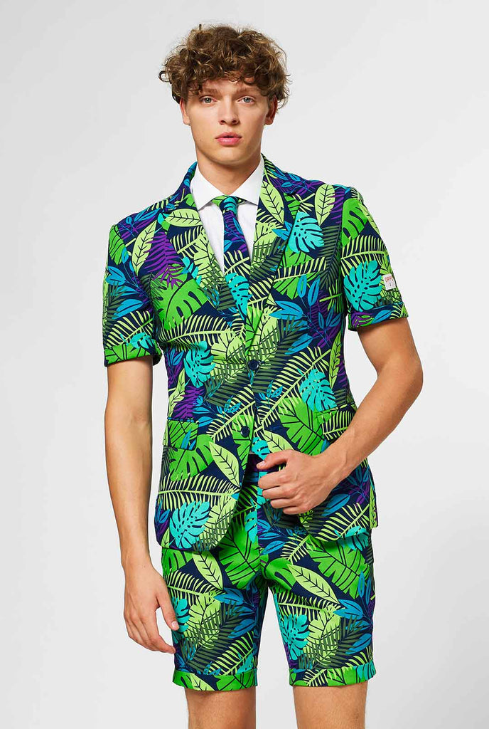 Mann, der grünen Sommeranzug mit Dschungelblattdruck trägt