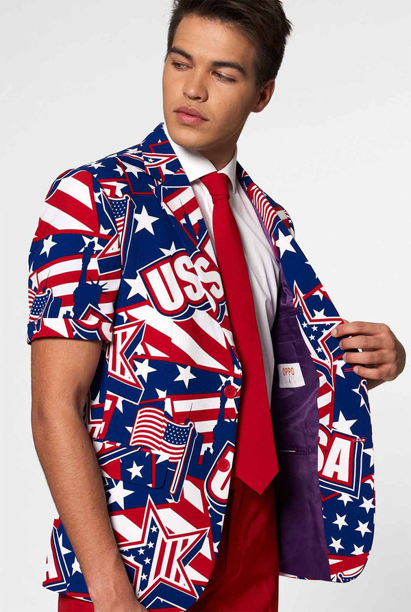 Mann, der den Sommeranzug mit USA Ikonen trägt